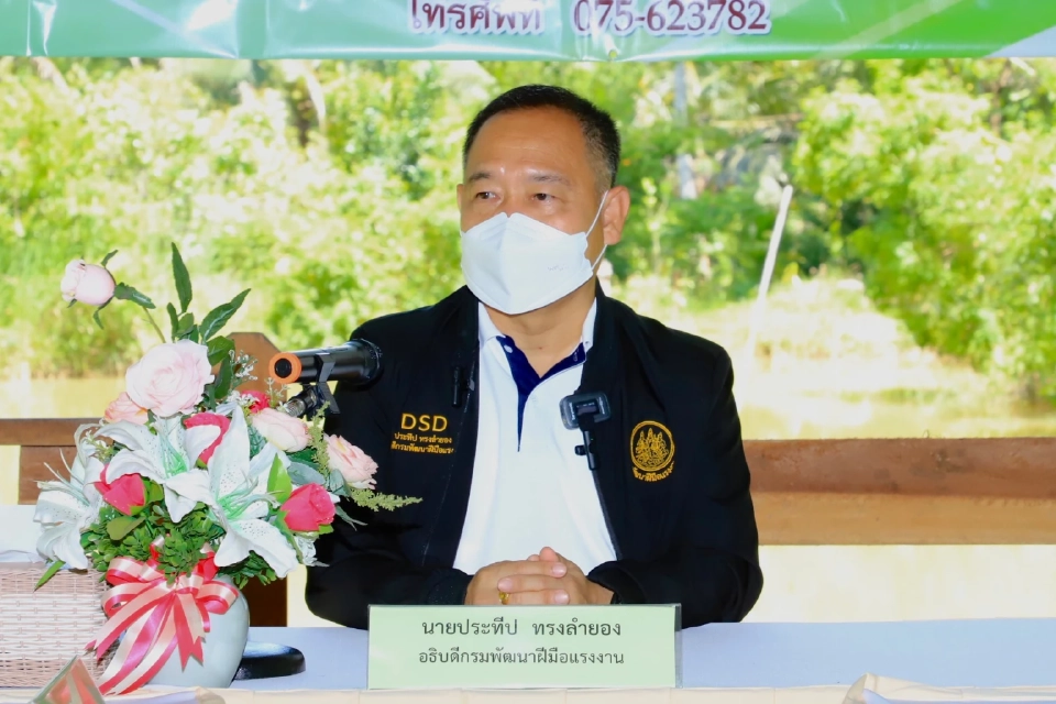 อธิบดีกพร.ส่งโฆษกกรม ลงพื้นที่ชมการฝึกทักษะ เพิ่มมูลค่าผลิตภัณฑ์ “ลองเบิ่งผ้ายาย”