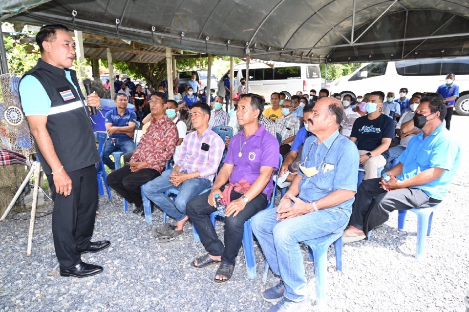 กรมปศุสัตว์ลุยแจกหญ้าอาหารสัตว์เมืองคอน  ตั้ง 670 คลังเสบียงรับภัยพิบัติ