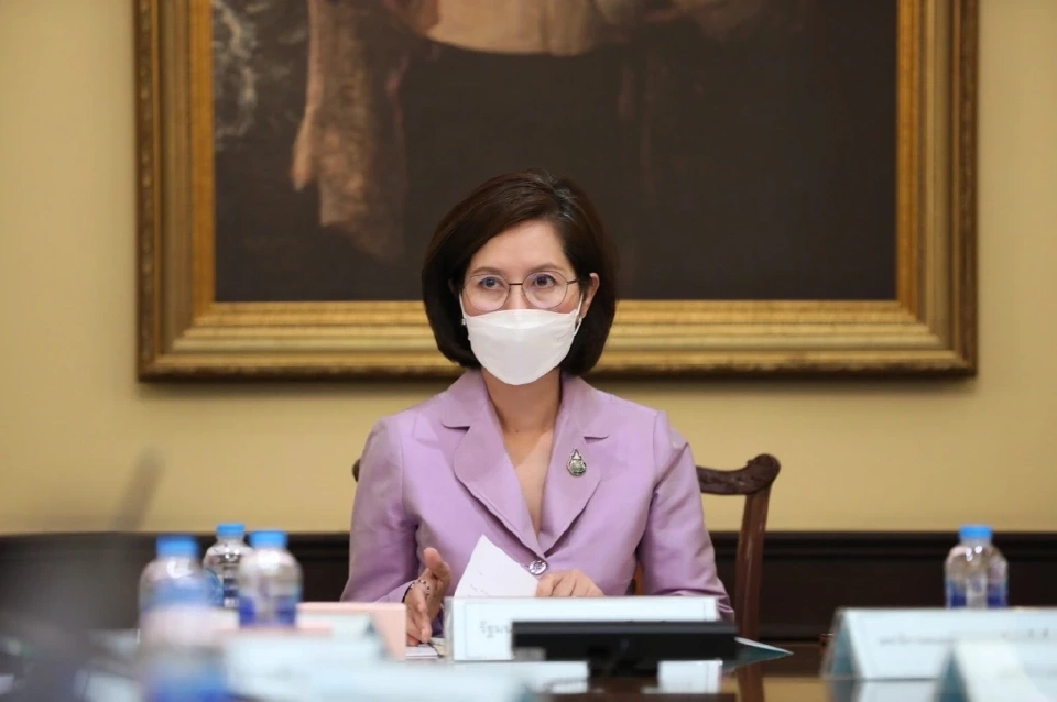 นางสาวตรีนุช เทียนทอง รัฐมนตรีว่าการกระทรวงศึกษาธิการ 