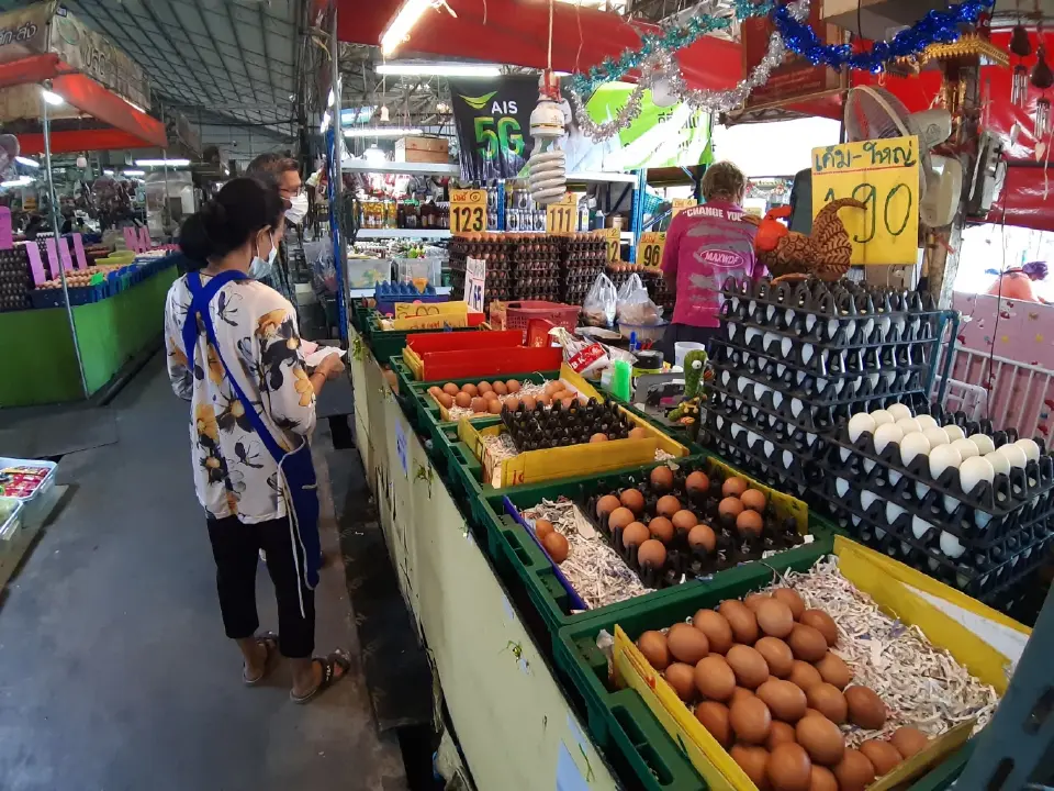ไข่ไก่ขายปลีกวันนี้ราคาขึ้นฟองละ 20 สต.ทำลูกค้าซื้อน้อยลง