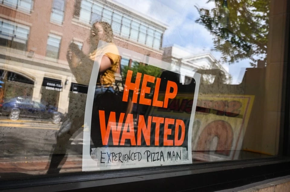 "ผมเดินเข้าร้านอาหารในสหรัฐ ไม่มีร้านไหนที่ไม่แขวนป้ายรับสมัครคนงาน อุปสงค์และอุปทานแสดงให้เห็นว่าจะมีการปรับขึ้นค่าแรง และนั่นเป็นเรื่องที่ดี"  