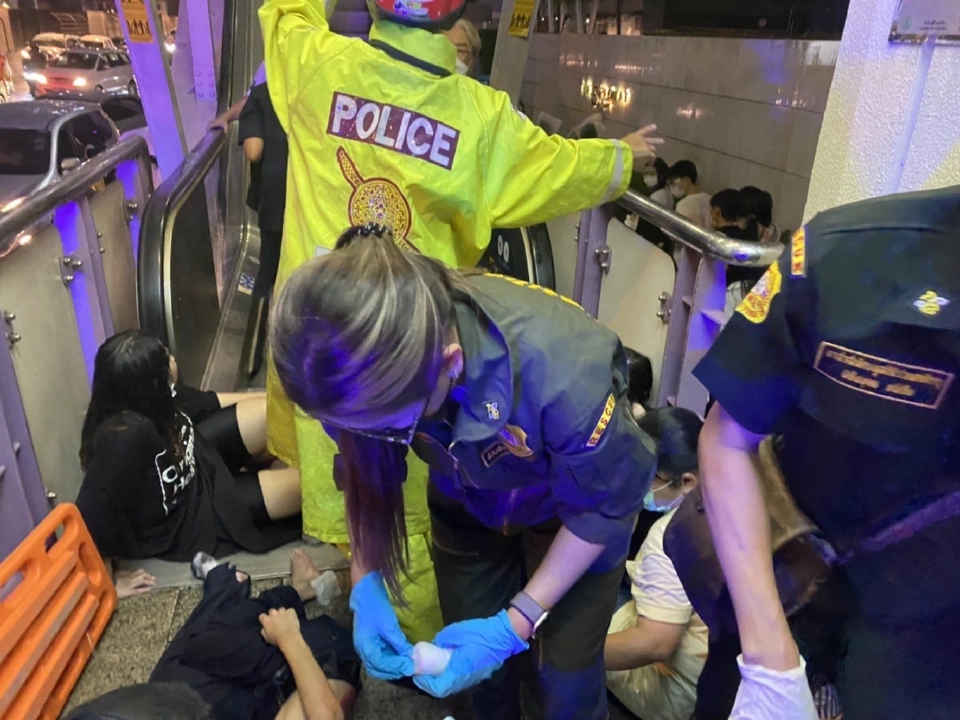 อัพเดท บันไดเลื่อน BTS สถานีสุรศักดิ์ ขัดข้อง-ทรุดตัว บาดเจ็บหลายราย