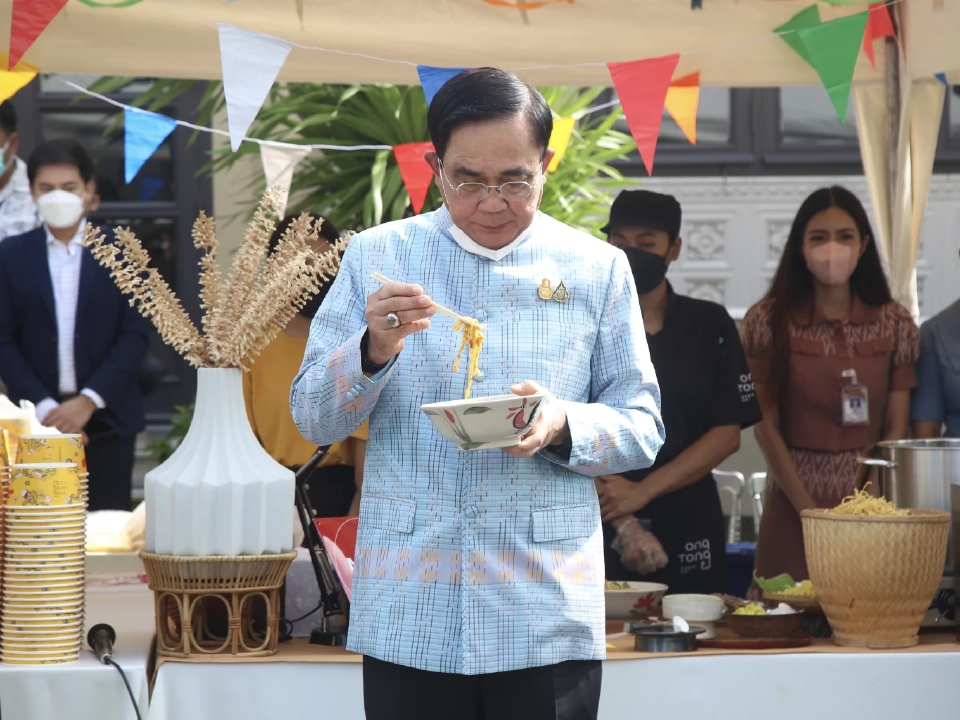 ภาพชุด “บิ๊กตู่" Enjoy Eating "ข้าวซอย" ซอฟท์พาวเวอร์ อาหารไทย