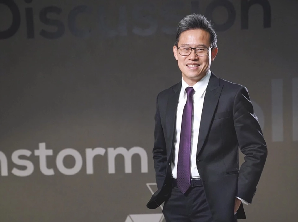 นายสมประวิณ มันประเสริฐ รองผู้จัดการใหญ่ ประธานเจ้าหน้าที่บริหารกลุ่มงาน Economic Intelligence Center (EIC) 