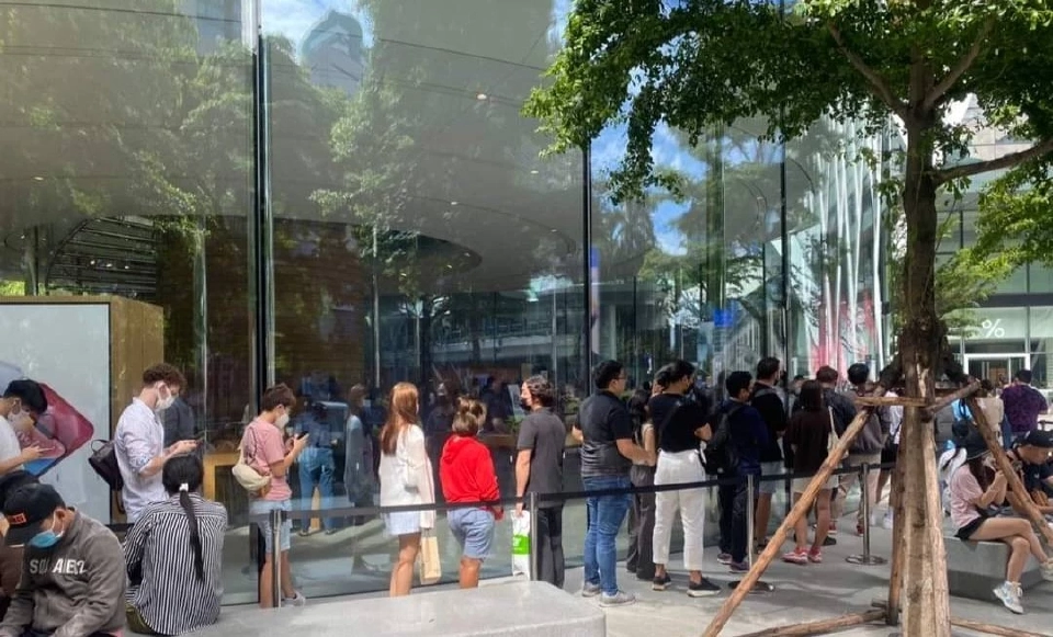คนไทยแห่ต่อคิวซื้อ “iPhone 14” ยอดคิวรอรับเครื่องทะลุ 1,000 คิว แล้ว!