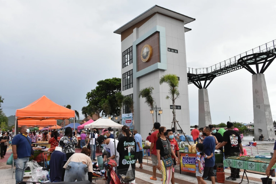 ทางเดินทำด้วยกระจกใส ระยะทาง 150 เมตร บนความสูง 12 เมตร (ขอบคุณภาพจากเพจสำนักงานเทศบาลเมืองกาญจนบุรี) 