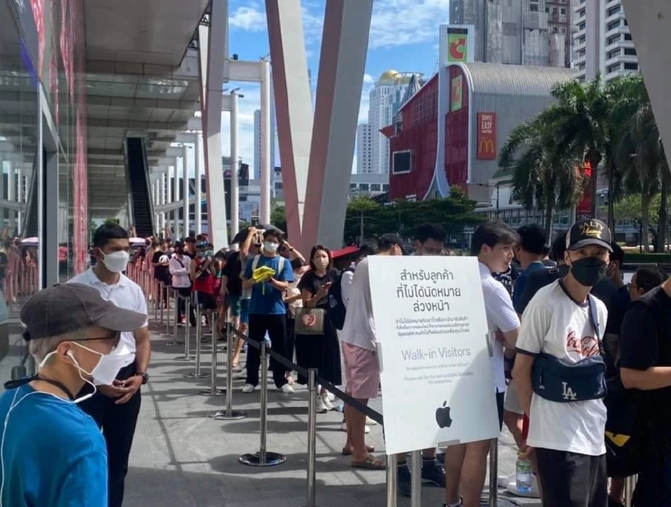 คนไทยแห่ต่อคิวซื้อ “iPhone 14” ยอดคิวรอรับเครื่องทะลุ 1,000 คิว แล้ว!