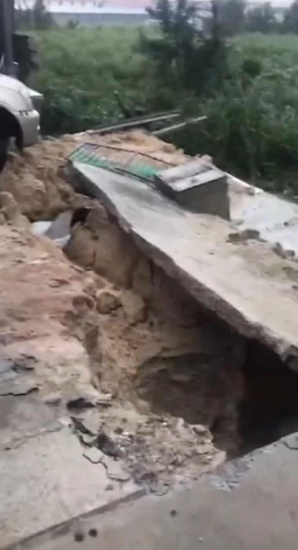 ลูกบ้านจัดสรร"ดิโมน็อกซ์"ระยองโวยซื้อแล้วโดนลอยแพรั้วพังบ้านทรุด