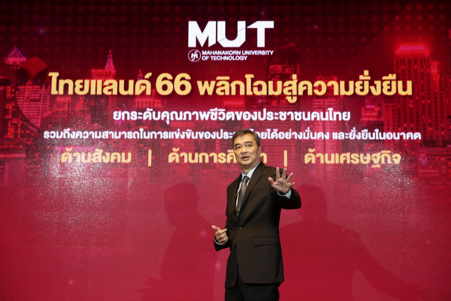 "Abhisit" hit politics badly in the midst of a crisis The turmoil in the House of Commons is the intention of the Constitution. 60. It is not true democracy if there is still M. 272 power to choose the prime minister of the Senate. Abhisit Vejjajiva