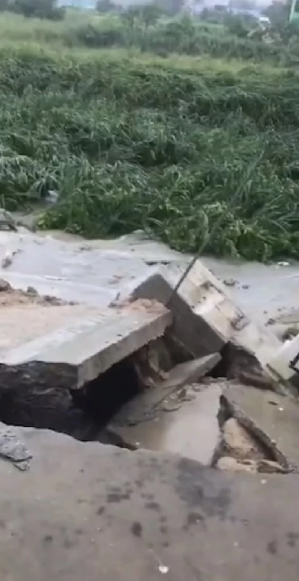 ลูกบ้านจัดสรร"ดิโมน็อกซ์"ระยองโวยซื้อแล้วโดนลอยแพรั้วพังบ้านทรุด