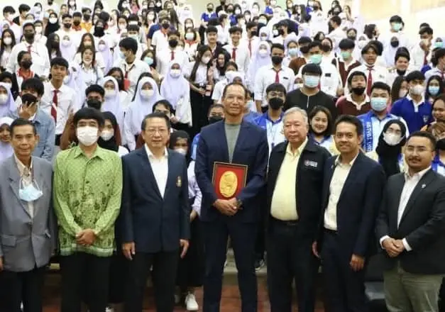 นายกรณ์ จาติกวณิช อดีต รมว.คลัง 