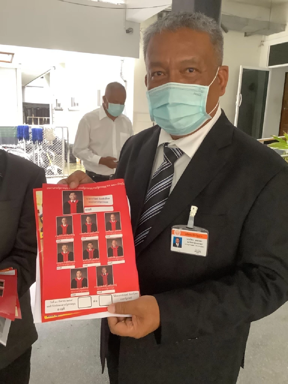 “วัชระ-สมบูรณ์”มอบจุลสารบันทึกประชุมกรธ.ครั้งที่ 500-501 ให้ “ลุงป้อม” 