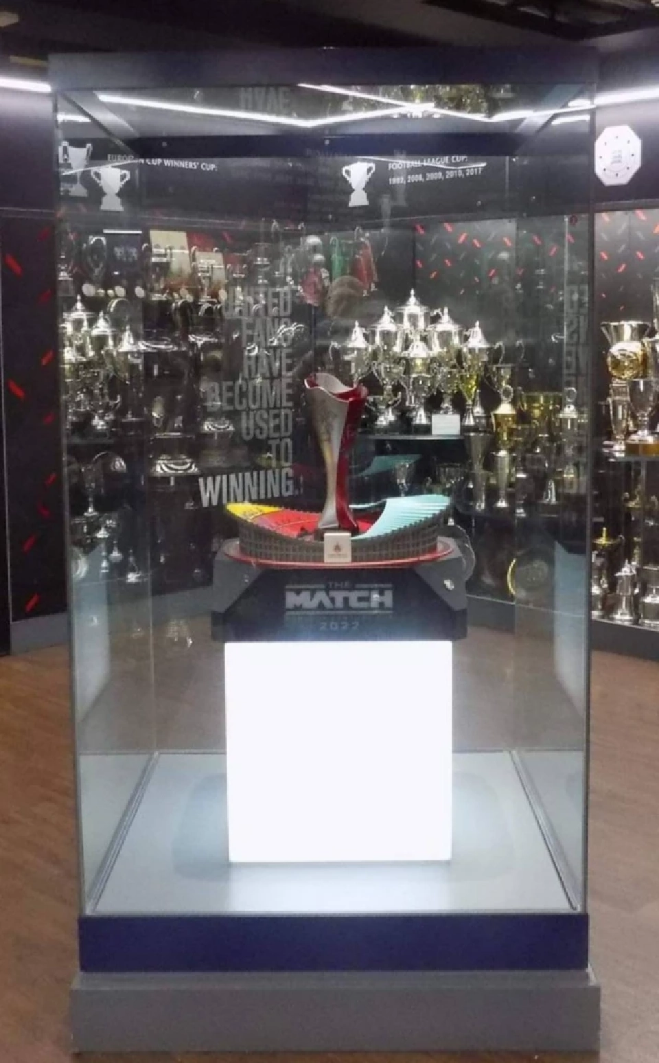 แมนยูฯนำถ้วยแชมป์ THE MATCH Bangkok 2022 วางโชว์ที่โอลด์แทรฟฟอร์ดแล้ว