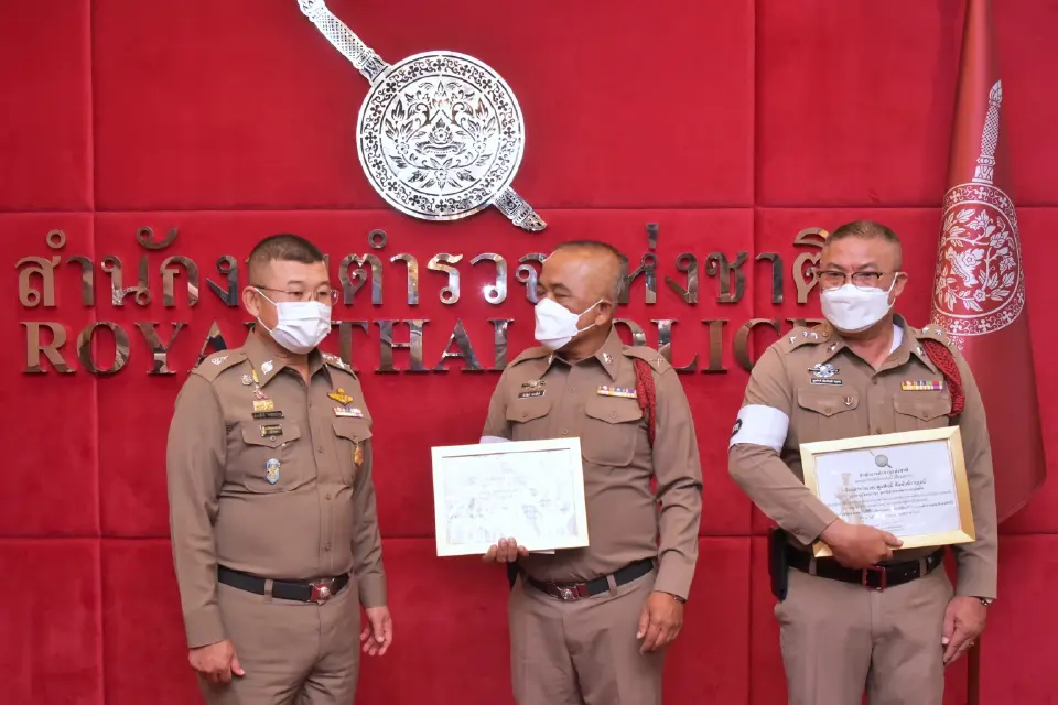 ชื่นชม “รองผบ.ตร.”ประกาศเกียรติคุณ มอบเงินรางวัลแก่ตร.ช่วยชีวิตชายหมดสติ