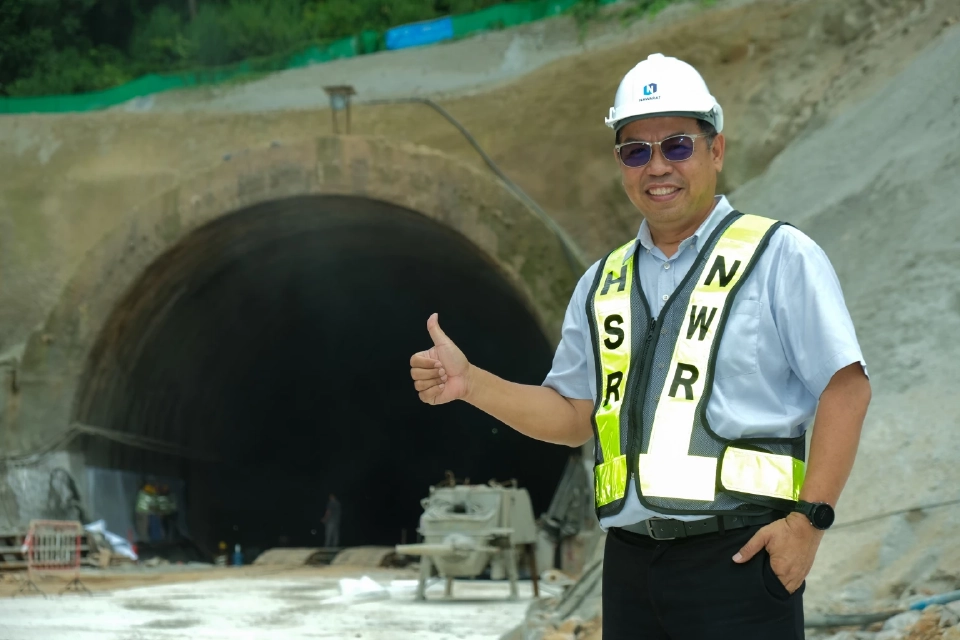 นายธนนท์  ดอกลัดดา