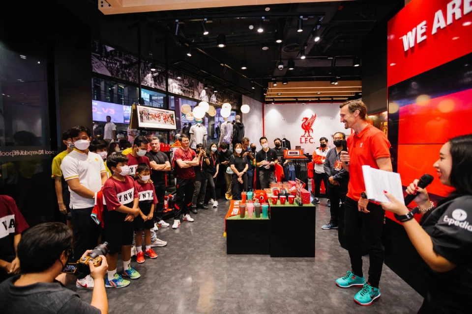 ซีอาร์ซี สปอร์ต ร่วมแฟนหงส์แดง แบ่งปันเสื้อเก่า เสริมสุขภาพง-แรงใจเด็ก ๆ