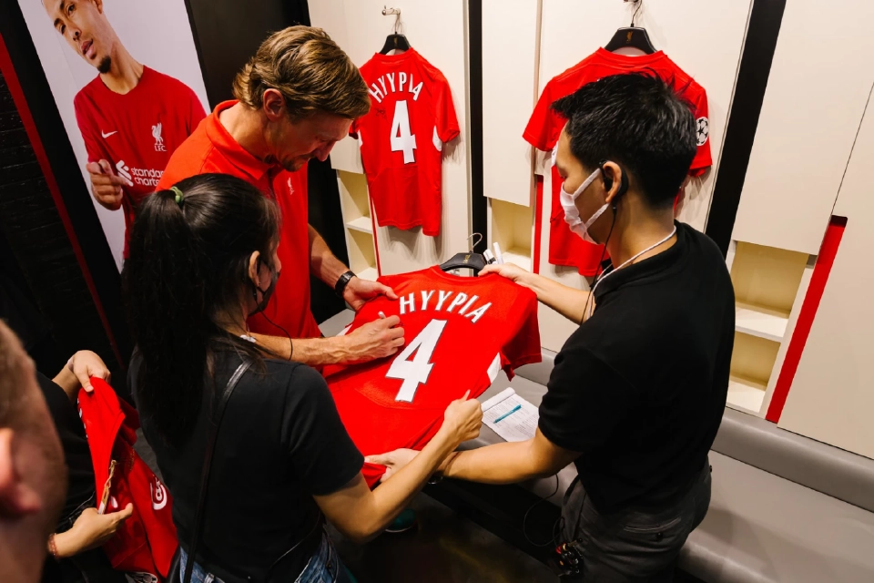 ซีอาร์ซี สปอร์ต ร่วมแฟนหงส์แดง แบ่งปันเสื้อเก่า เสริมสุขภาพง-แรงใจเด็ก ๆ