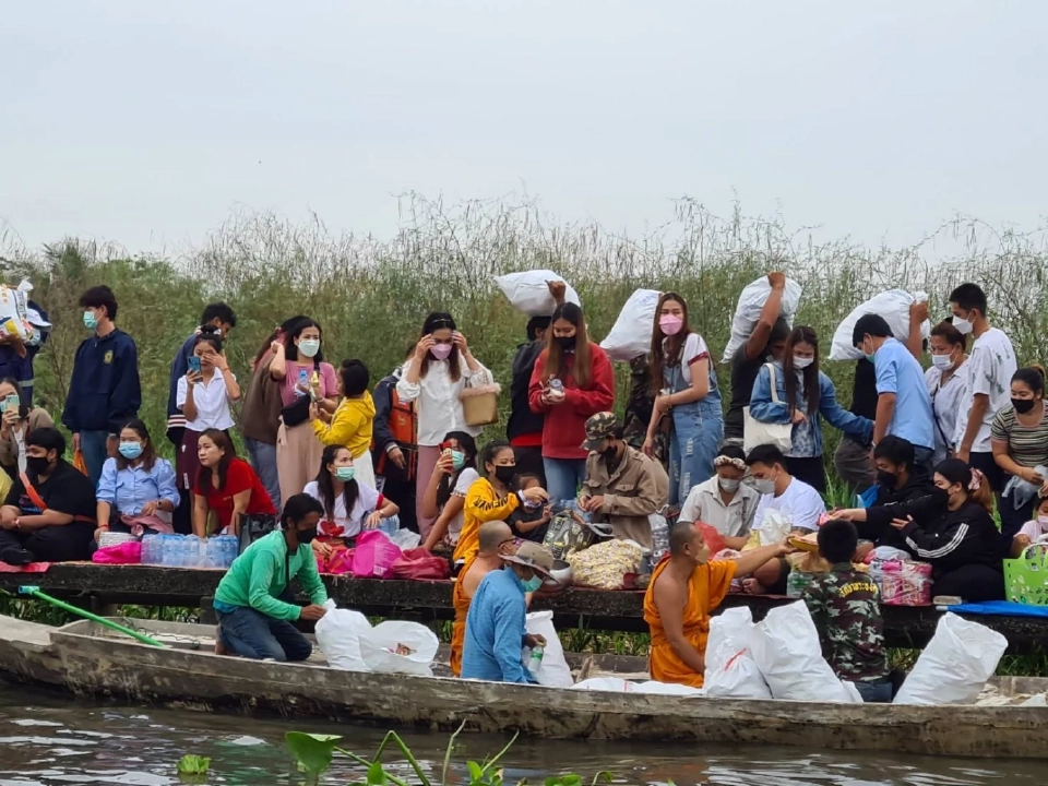 ชาวลาดกระบังสืบสาน "ประเพณีตักบาตรพระร้อยทางเรือ" มรดกวัฒนธรรมหนึ่งเดียว