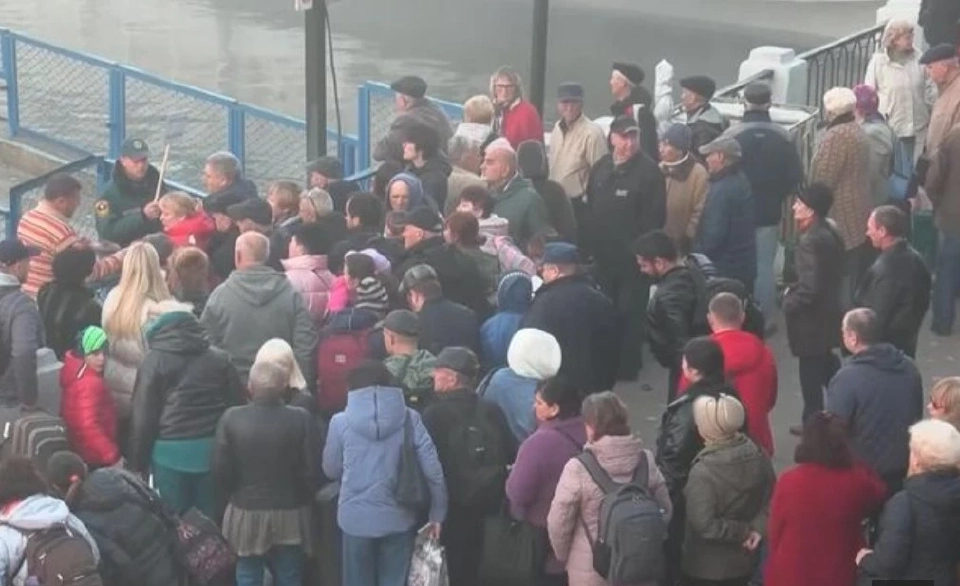 ประชาชนในเคอร์ซอนยืนออริมท่าเรือรอการอพยพตั้งแต่วันที่ 19 ต.ค.ที่ผ่านมา