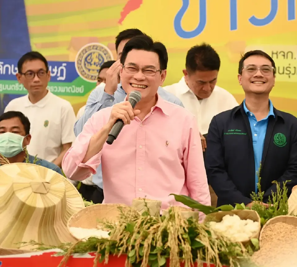 นายจุรินทร์ ลักษณวิศิษฏ์ รองนายกรัฐมนตรีและรัฐมนตรีว่าการกระทรวงพาณิชย์