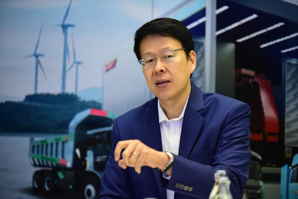 นายฉกาจ แสนจัน ประธานเจ้าหน้าที่บริหาร บริษัท ลีดเวย์ เฮฟวี่ แมชชีนเนอร์รี่ จำกัด 