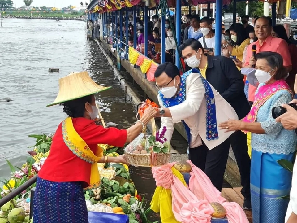 ชาวลาดกระบังสืบสาน "ประเพณีตักบาตรพระร้อยทางเรือ" มรดกวัฒนธรรมหนึ่งเดียว