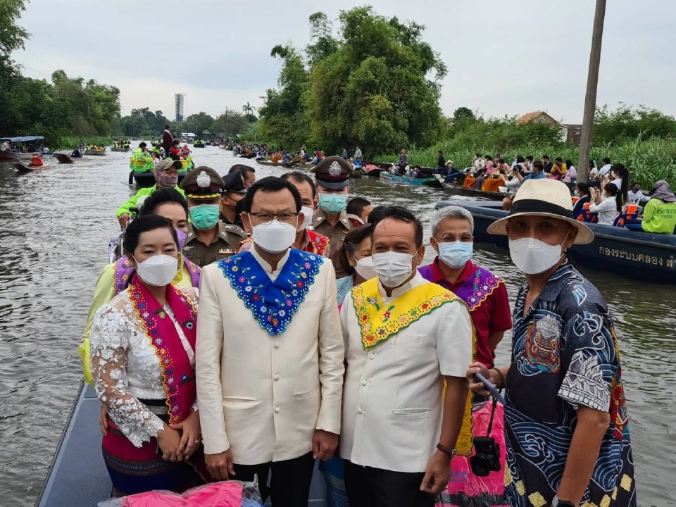 ชาวลาดกระบังสืบสาน "ประเพณีตักบาตรพระร้อยทางเรือ" มรดกวัฒนธรรมหนึ่งเดียว