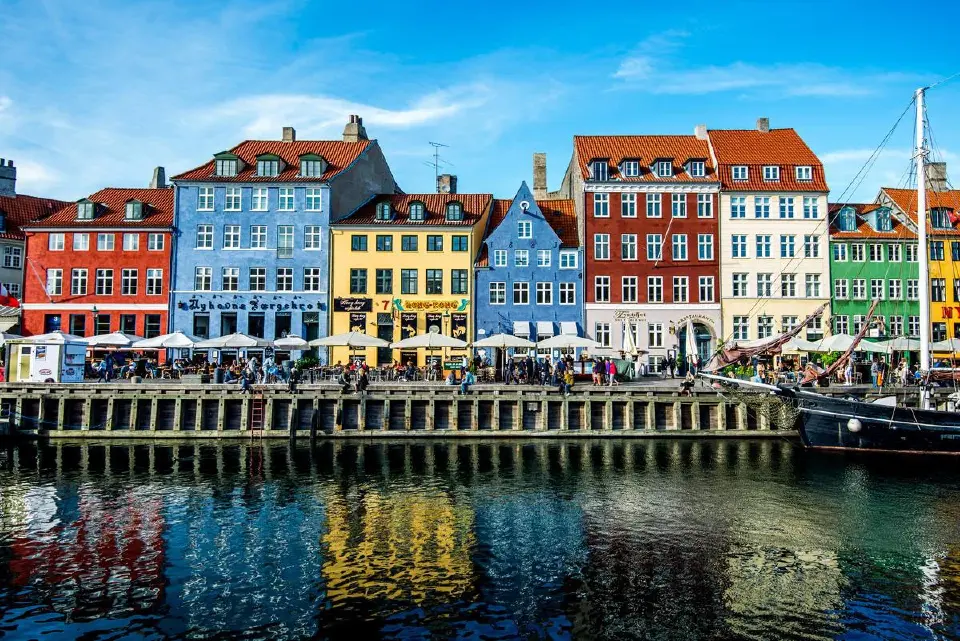 น้ำกับฟ้า และบ้านเรือนสีสวยที่ท่าเรือ Nyhavn Harbor เมืองโคเปนเฮเกน ประเทศเดนมาร์ก