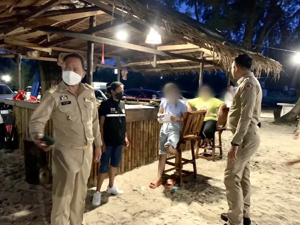 บุกรุกซ้ำซาก เจ้าหน้าที่ภูเก็ตบุกจับพ่อค้าลักลอบเข้าขายของชายหาดเลพัง 