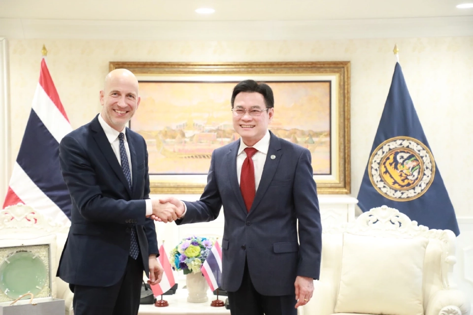 นายจุรินทร์  ลักษณวิศิษฏ์ รองนายกรัฐมนตรีและรัฐมนตรีว่าการกระทรวงพาณิชย์