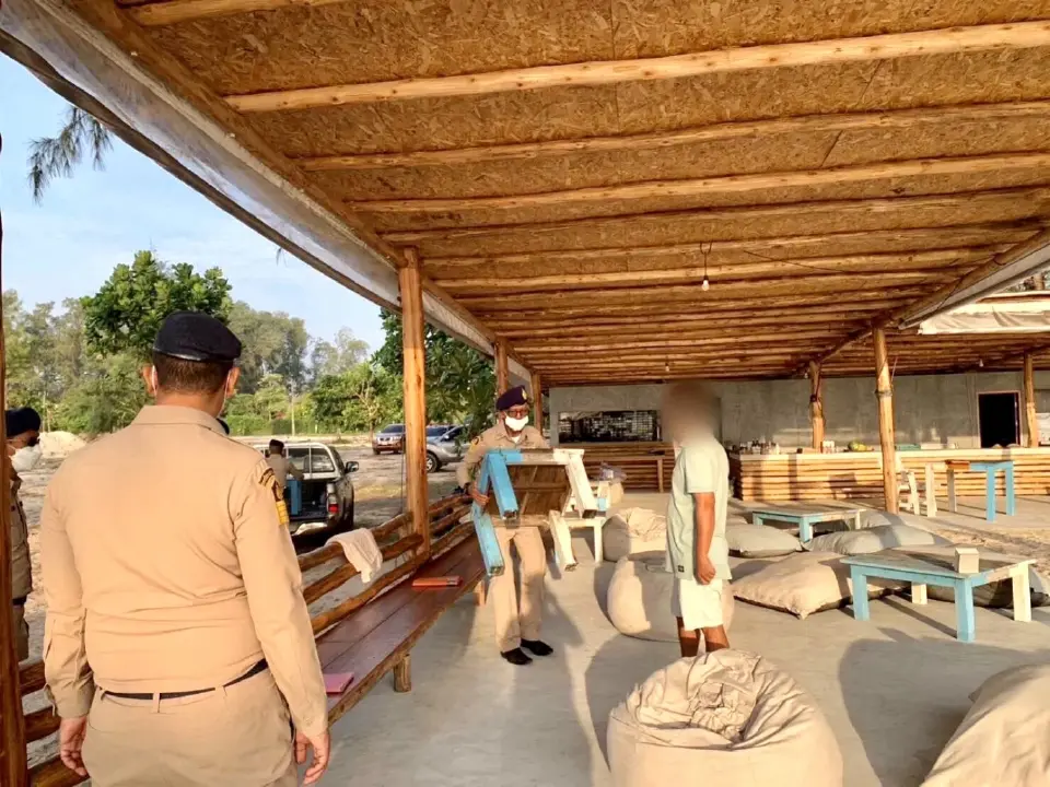 บุกรุกซ้ำซาก เจ้าหน้าที่ภูเก็ตบุกจับพ่อค้าลักลอบเข้าขายของชายหาดเลพัง 