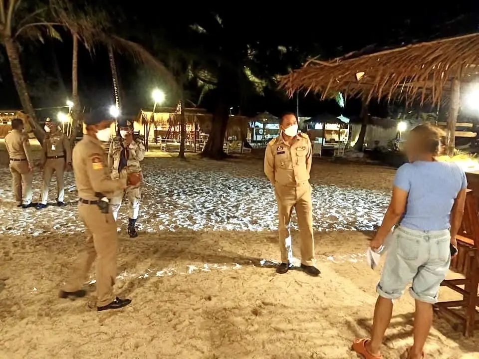 บุกรุกซ้ำซาก เจ้าหน้าที่ภูเก็ตบุกจับพ่อค้าลักลอบเข้าขายของชายหาดเลพัง 