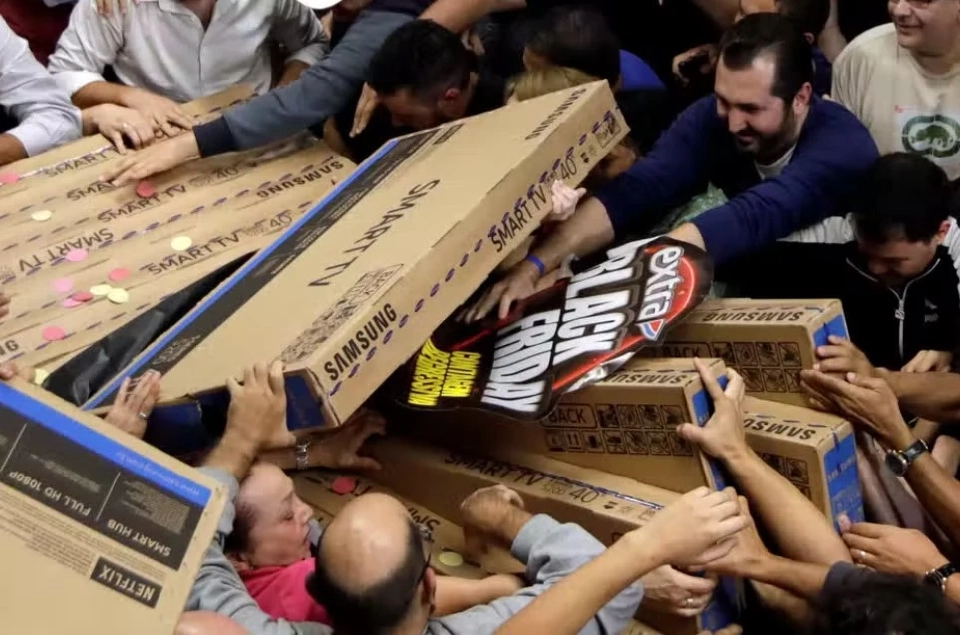 ภาพการช่วงชิง แย่งกันซื้อทีวีจอแบนที่ลดราคาในวันแบล็กฟรายเดย์ เหตุเกิดที่ประเทศบราซิล ปี 2017