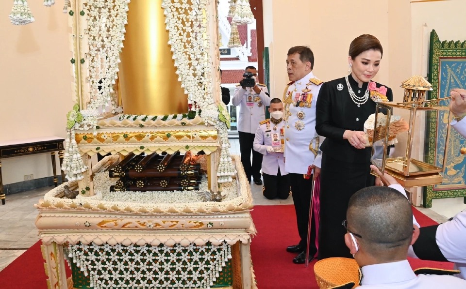 ในหลวง พระราชินี เสด็จฯ พระราชทานเพลิงศพ ม.จ.ภีศเดช รัชนี