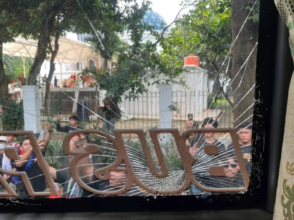 แฟนบอลอินโดฯ ทุบรถทีมชาติไทย