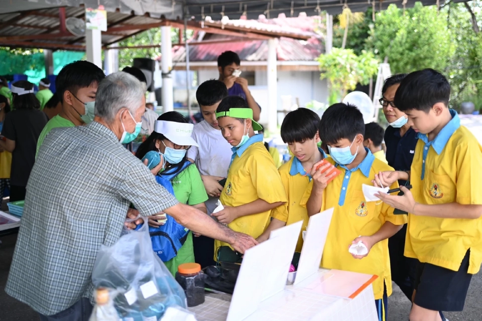 น้องๆ นักเรียนเรียนรู้การทำเกลือสปา และถ่านไบโอชาร์ ซึ่งเป็นภูมิปัญญาชาวบ้าน