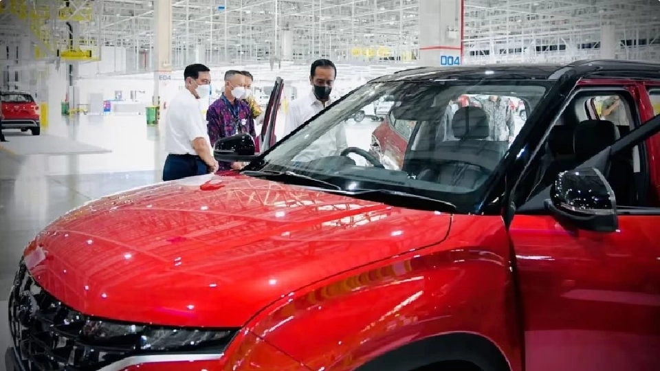 นายโจโค วิโดโด ปธน.อินโดนีเซีย ร่วมพิธีเปิดตัวรถ EV ที่ผลิตในประเทศคันแรกเมื่อวันที่ 16 มี.ค.ที่ผ่านมา (ภาพจากสำนักประธานาธิบดีอินโดนีเซีย)