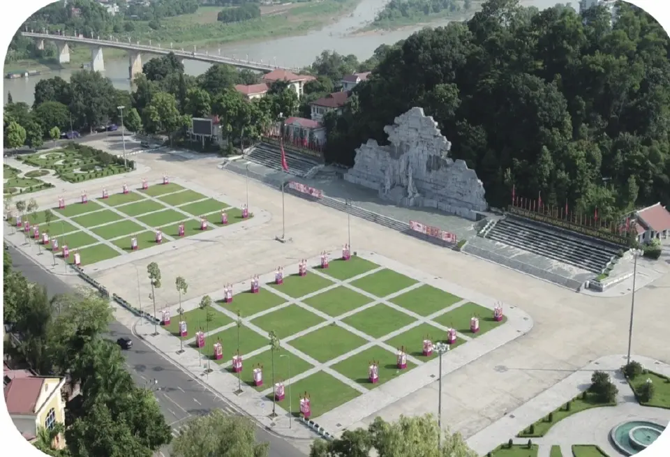 Nguyen Tat Thanh Square ~Quintessence of the Mountains