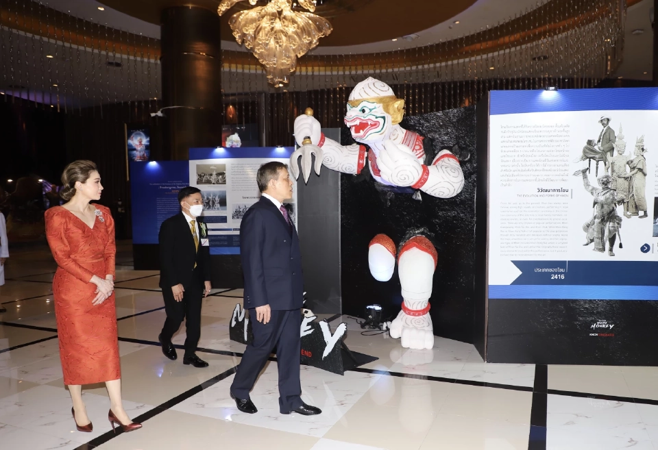 ในหลวง พระราชินี เสด็จฯ ทอดพระเนตรโขนภาพยนตร์ หนุมาน ไวท์ มังกี