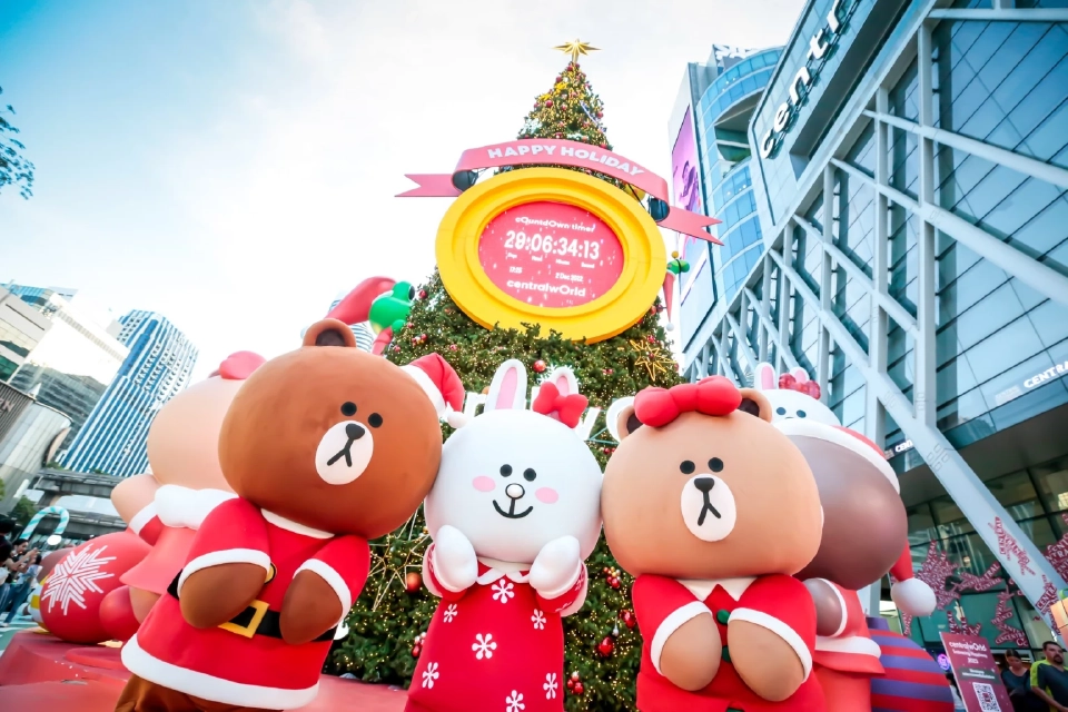 ซ็นทรัล เวิลด์ เนรมิตพื้นที่ลานด้านหน้าห้างประดับประดาต้นคริสต์มาส