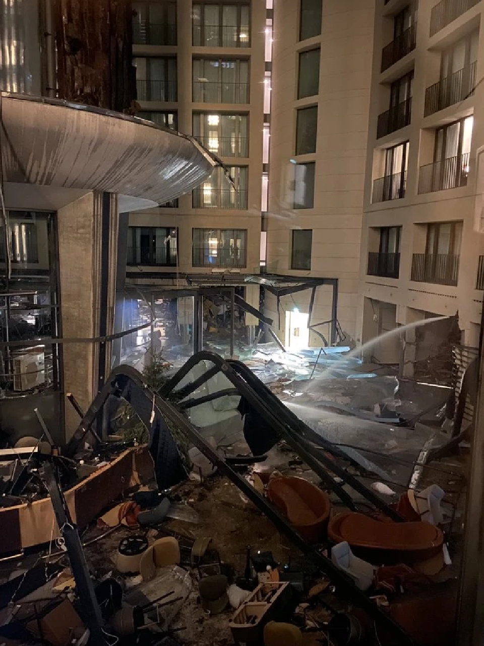 เจ้าหน้าที่กำลังตรวจสอบสาเหตุการแตกกระจายของกระจกตู้ปลา