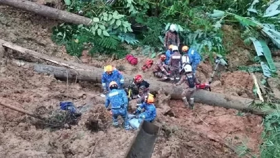 เกิดเหตุแผ่นดินถล่มในรัฐสลังงอร์เช้าวันนี้ ทำให้เบื้องต้นมีผู้เสียชีวิต 8 ราย 