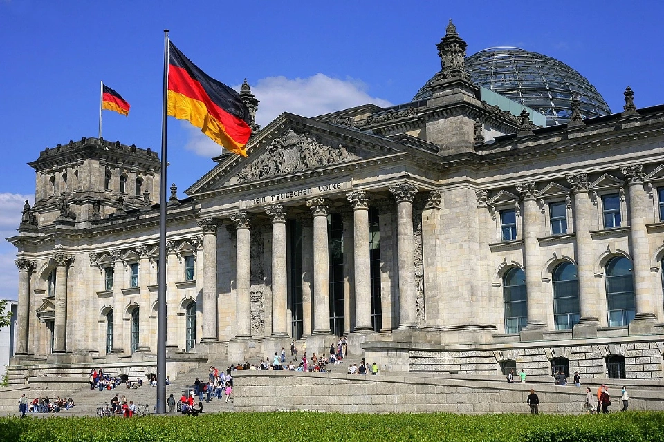 ไรชส์ทาค (Reichstag) อาคารรัฐสภาเยอรมัน ในกรุงเบอร์ลิน
