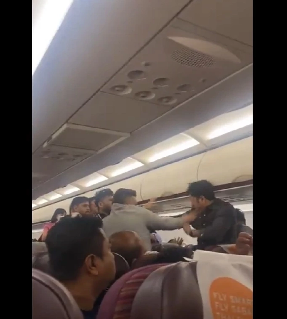 วุ่นทั้งลำ! ผู้โดยสารอินเดีย ต่อยกันบนเครื่องบินไทยสมายล์ (คลิป)