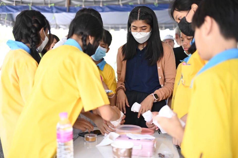 น้องๆ นักเรียนเรียนรู้การทำเกลือสปา และถ่านไบโอชาร์ ซึ่งเป็นภูมิปัญญาชาวบ้าน