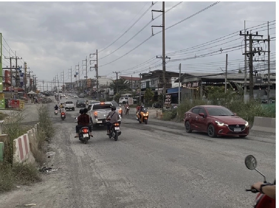 สภาพถนนที่สร้างมานานเกือบ 5 ปี แต่ยังไม่แล้วเสร็จ 