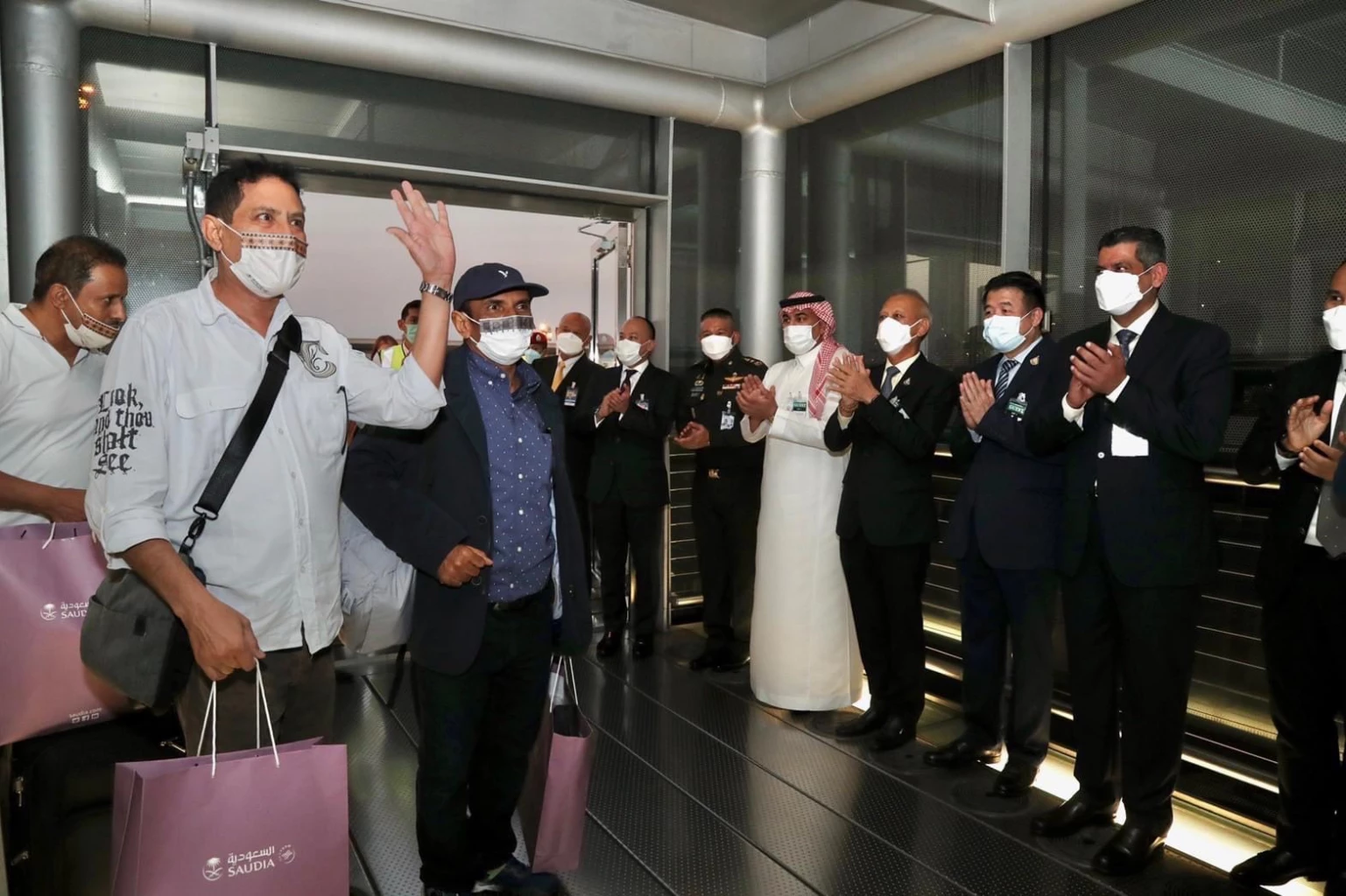 นักท่องเที่ยวต่างชาติเดินทางเข้าไทย