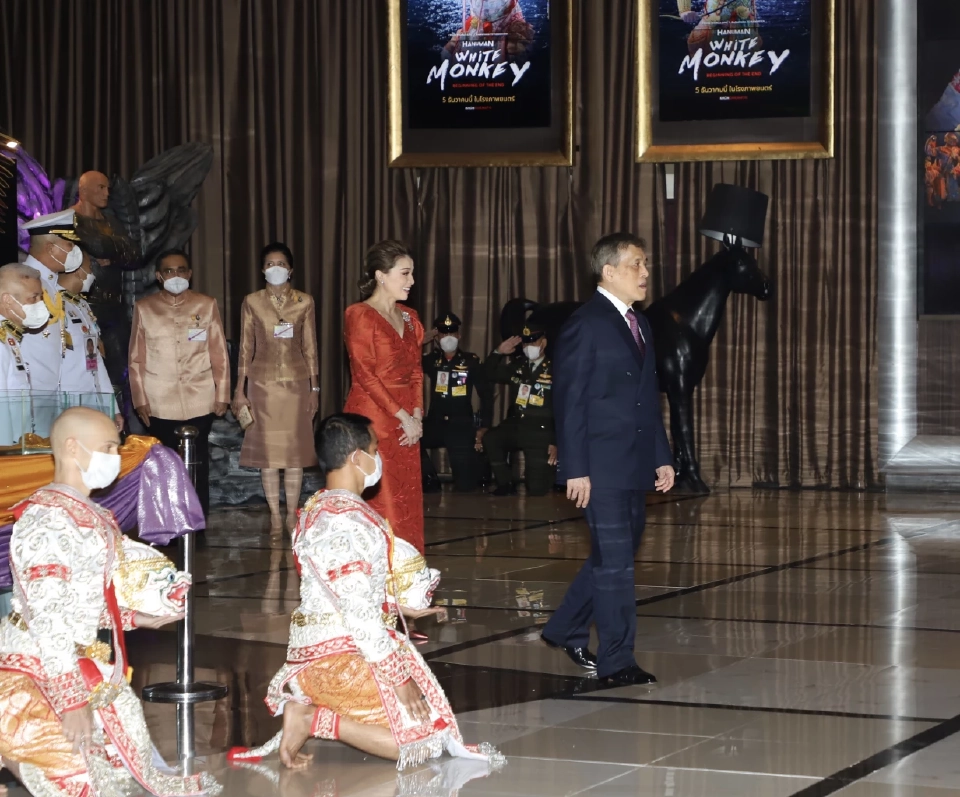 ในหลวง พระราชินี เสด็จฯ ทอดพระเนตรโขนภาพยนตร์ หนุมาน ไวท์ มังกี