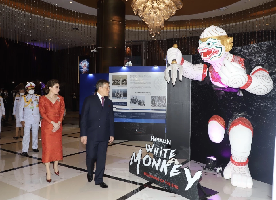 ในหลวง พระราชินี เสด็จฯ ทอดพระเนตรโขนภาพยนตร์ หนุมาน ไวท์ มังกี