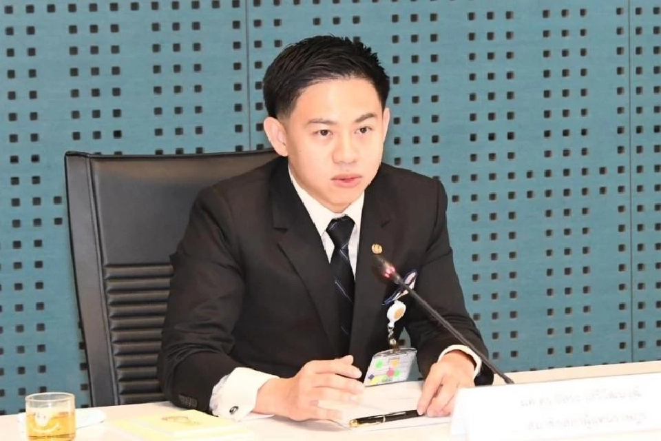 นายอิสระ เสรีวัฒนวุฒิ อดีต ส.ส.บัญชีรายชื่อพรรคประชาธิปัตย์ 